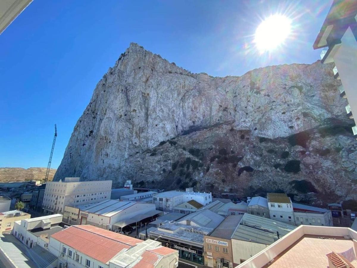 Modern Studio Apartment At The Hub Gibraltar Bagian luar foto